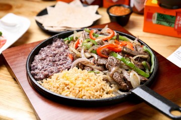 fajitas. This food is mexican style food. 파지타스