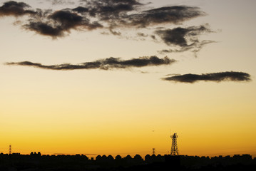 Obraz premium cell phone station and city skyline