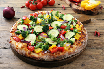 pizza vegetariana con verdure fresche su sfondo rustico