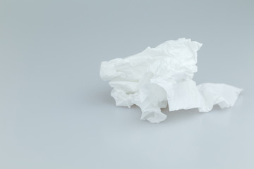 Obraz premium Użyj papieru toaletowego na białym tle.