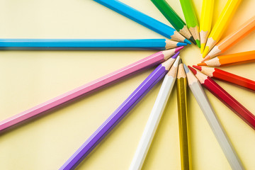 Naklejka premium Business concept - Top view of color pencil circle on yellow paper background, teamwork, united and communication concept