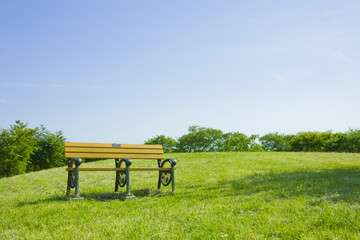 丘の上のベンチ