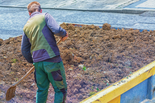 Container voller Bauschutt und Erde