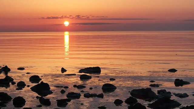 佐渡　日本海に沈む夕日　波