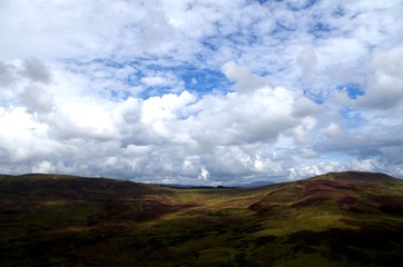 Einzigartige Wolkenformationen in der schottischen Wildnis