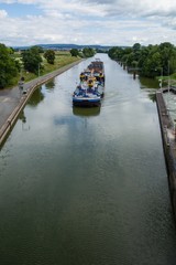 Schiff fährt in Schleuse