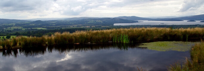 Ausblick von einem See in die schottische Wildnis