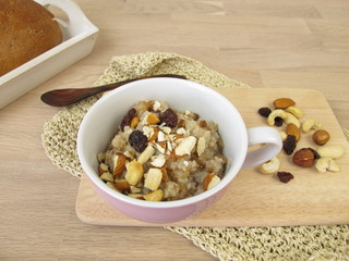 Gesunder Brot-Porridge mit Nüssen