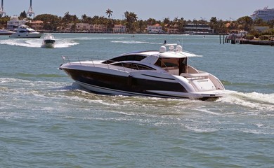 Obraz premium Upscale cabin cruiser cruising on the florida intra-coastal waterway near Miami Beach on a Saturday afternoon.