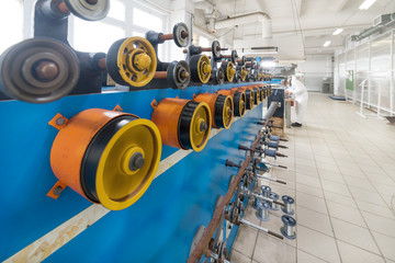 Rotating rubberized wheels of the winding machine.