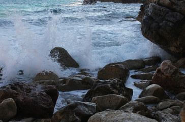 Fototapeta na wymiar Oleaje contra rocas