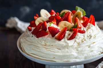 pavlova, meringue cake with strawberries and bananas - obrazy, fototapety, plakaty