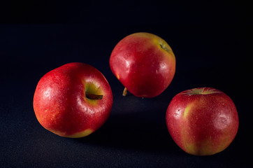 Fototapeta na wymiar 3 apples
