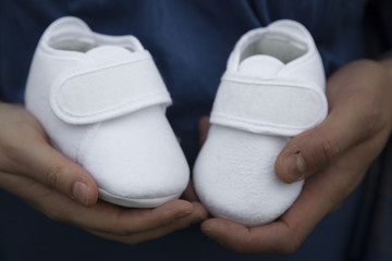 Pregnant women is expecting the child