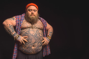 Man with his arms at his side