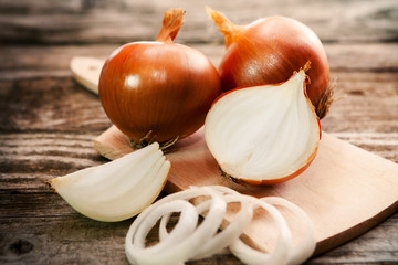 A sliced onion and fresh onions on cutting board © Cherries