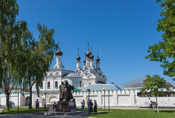 Памятник Петру и Февронии Муромским на фоне...