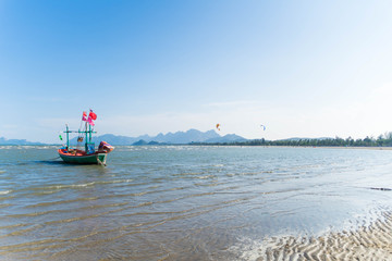 Obraz premium boat of fisherman on the sea beach with blue sky at sunny day.