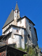 Fototapeta na wymiar Santuario, Eremo San Romedio, Trentino , Italia - Vista del basso entrata