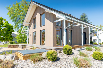 modernes Energiesparhaus mit Holzfassade