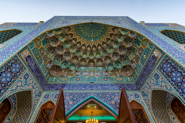 Semi-dome above the entrance to the Iranian mosque in Dubai, architectural detail, Satwa district - obrazy, fototapety, plakaty