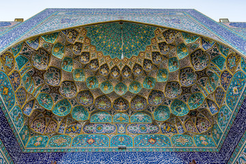 Semi-dome above the entrance to the Iranian mosque in Dubai, architectural detail, Satwa district - obrazy, fototapety, plakaty