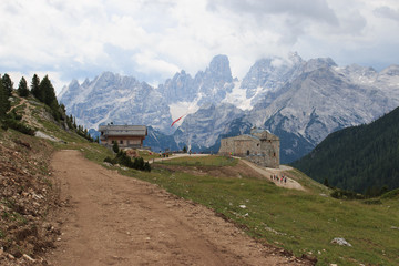 sentieri a Prato Piazza. Sullo sfondo il monte Cristallo (Dolomiti)