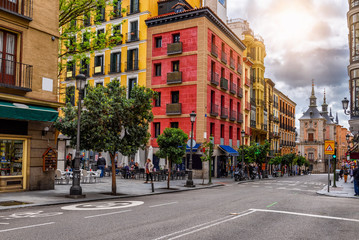 Naklejka premium Calle Mayor w Madrycie, Hiszpania. Calle Mayor to jedna z głównych ulic Madrytu