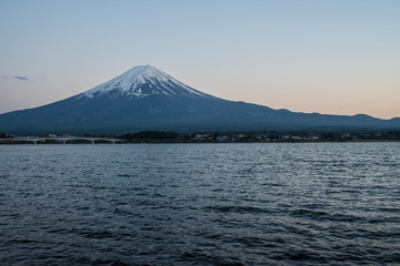 Fototapeta premium 河口湖から望む富士山