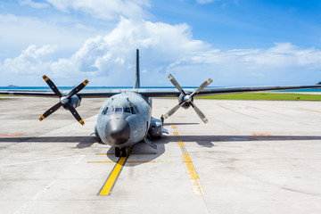 Fototapeta premium avion de transport militaire français aux Seychelles 