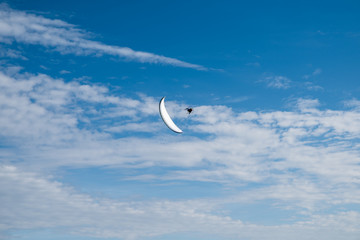 Obraz na płótnie Canvas Flying paragliding on the beach