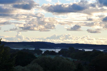schöne Wolken Stimmung und aufsteigender Nebel, Putbus OT Vilmnitz auf Rügen, Blick Jagdschloss Grantiz
