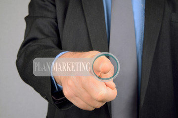 Homme appuyant sur le bouton plan marketing 