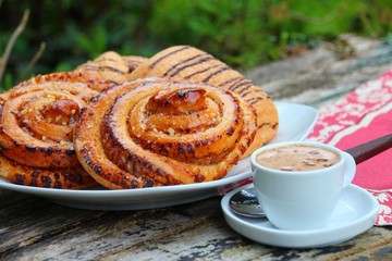 cappuccino  mit kuhen im garten
