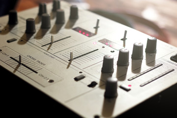 Details of elements and switches of a musical DJ keypad