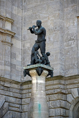 Bronzestatue Flötenspieler am Neuen Rathaus von Leipzig