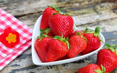 erdbeeren in der schale