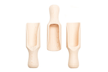 Cucharas de madera tipo pala sobre fondo blanco aislado. Vista superior