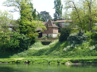 Obraz premium Ancienne maison à colombage au bord de l'eau
