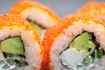 Fototapety  ikra rybna sushi ser awokado, sezam