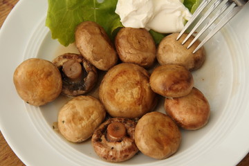 Champignon mit Creme Fraiche auf Teller