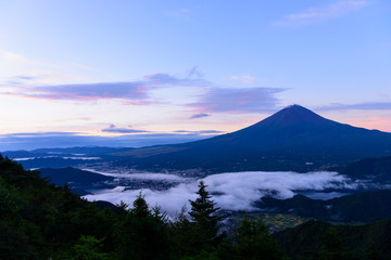 山梨　夜明け頃の富士山と河口湖畔