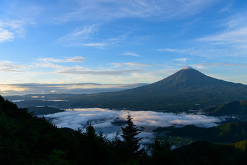 Fototapeta na wymiar 山梨　夜明け頃の富士山と河口湖畔