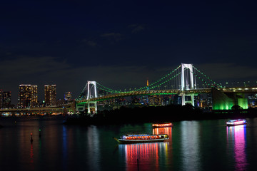 Fototapeta na wymiar 東京　お台場　東京ベイエリアの夜景とレインボーブリッジ