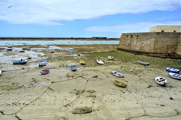 Barcas de pesca en la playa de La Caleta. Cádiz. Andalucía.