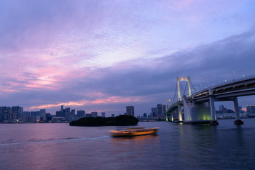 Fototapeta premium 東京 お台場 レインボーブリッジの夜景 マジックアワー