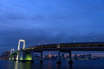 東京　お台場　レインボーブリッジの夜景　マジックアワー