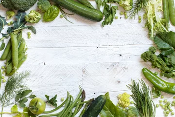 Crédence de cuisine en verre imprimé Légumes Green vegetables on a wooden table
