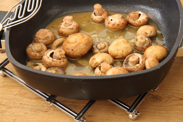 Pilze in Pfanne mit Pfannenwender
