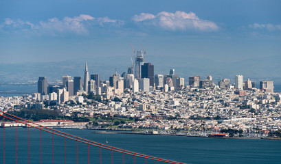 Fototapeta premium Telephoto image of the Golden Gate Bridge and San Francisco